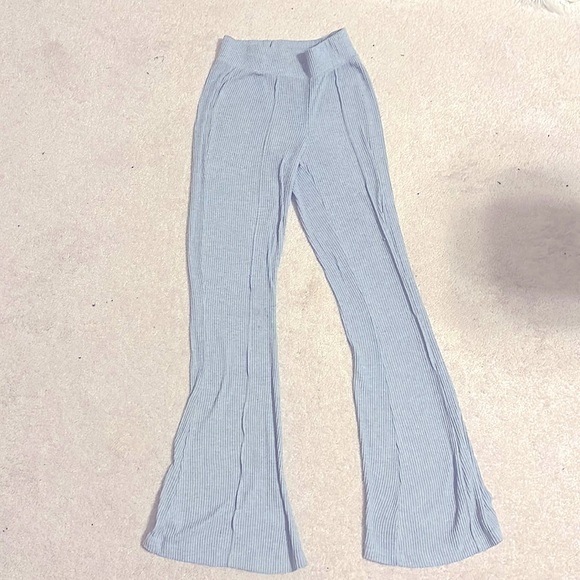 This is a flare pant. It’s nice silver and XS.